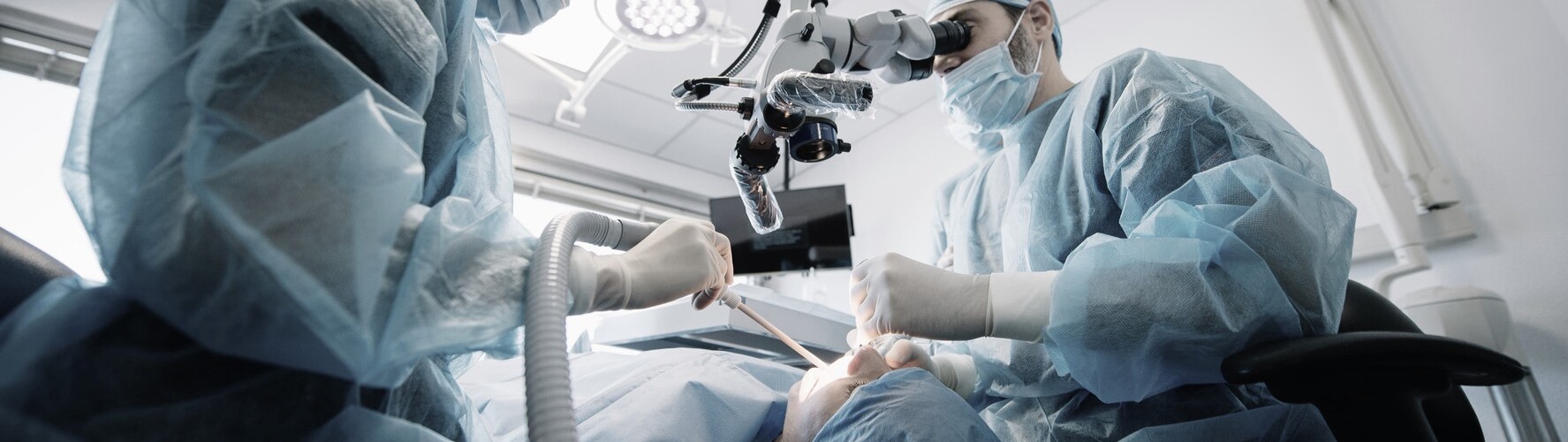 chirurgia stomatologiczna pod mikroskopem w Bielany Dental